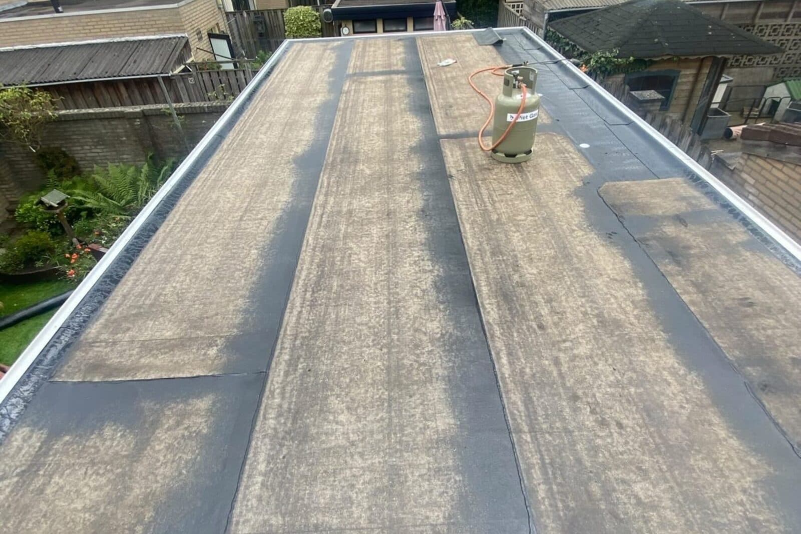 Platte daken: EPDM, bitumen en dakbedekking