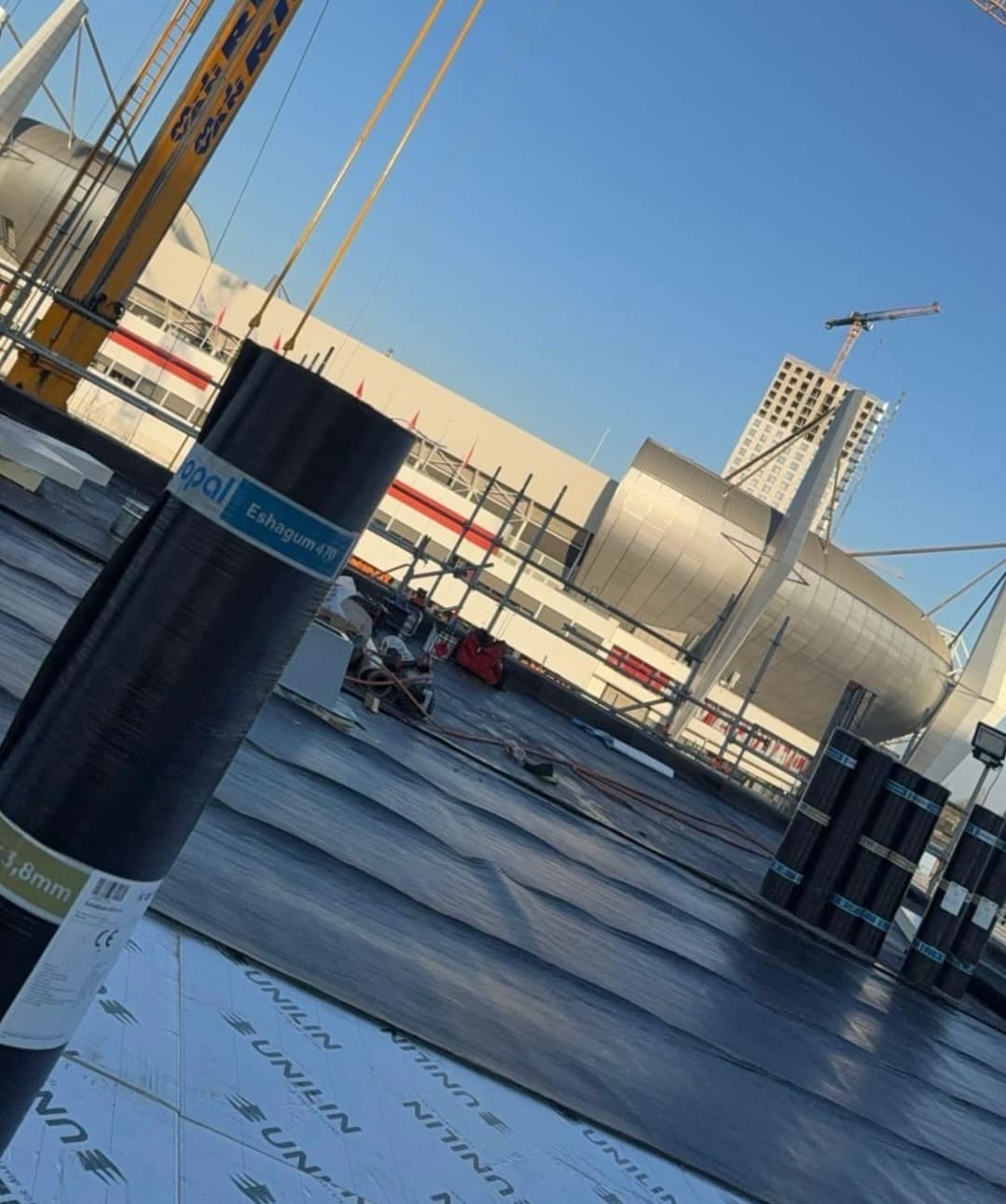 Dommeldak aan het werk op een groot platte-daken project